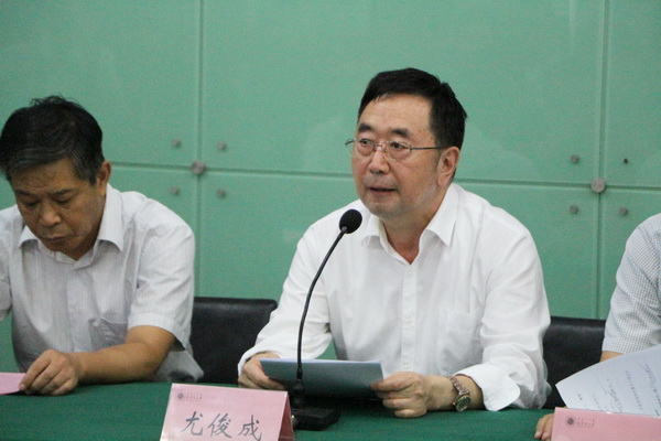 自治区司法厅党委委员,副厅长尤俊成代表司法部,司法厅作讲话
