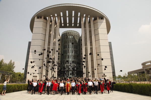 鄂尔多斯学院2017届本科生毕业典礼暨学位授予仪式隆重举行
