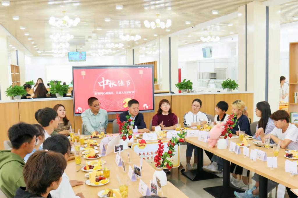 “籽籽同心迎满月，且喜人生好时节”——学校党委副书记刘九万与新生代表共度中秋