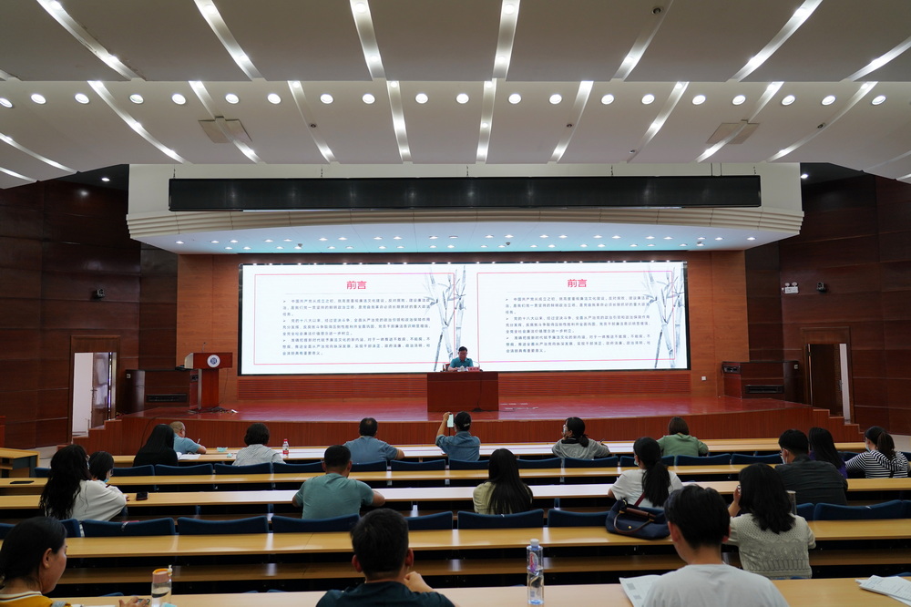 校纪委书记张利平为新入职教职工和团学干部作廉政教育报告