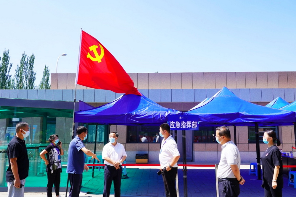 同心抗疫 | 党旗在抗疫一线高高飘扬！